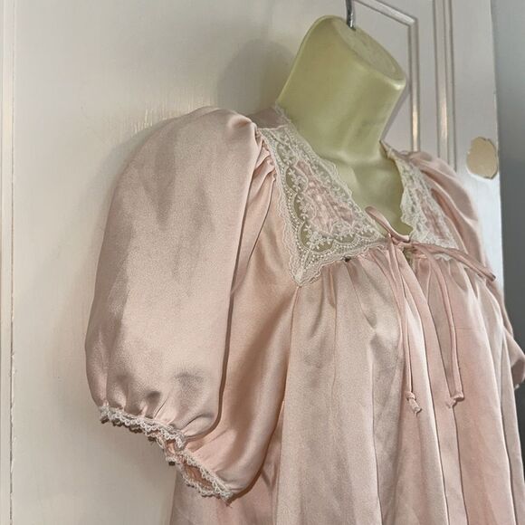Vtg Brandywine light pink puff sleeve robe with lace neckline that ties in front - Picture 4 of 9